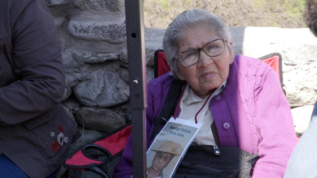 Cuesta Chada, anciana con cartel buscando familiar